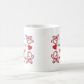 Mug Les noms rouges de rouleau et de coeurs et datent (Centre)