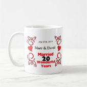 Mug Les noms rouges de rouleau et de coeurs et datent (Gauche)