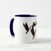 Mug Les oies canadiennes volant en troupeau badine la (Devant gauche)