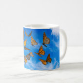 Mug Les papillons monarques dans le ciel (Devant droit)