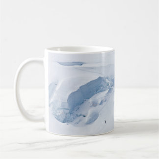 MUG LES PERSONNES SUR LA NEIGE COUVERT LE SOL PENDANT