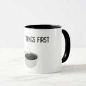 Mug Les premières choses premier café sombre (Devant droit)