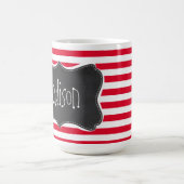 Mug Les rayures rouges du cadmium du tableau noir rétr (Centre)