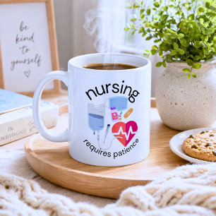 Mug Les soins infirmiers exigent de la patience