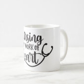 Mug Les soins infirmiers sont une oeuvre de coeur. (Devant droit)