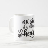 Mug Les soins infirmiers sont une oeuvre de coeur. (Devant gauche)