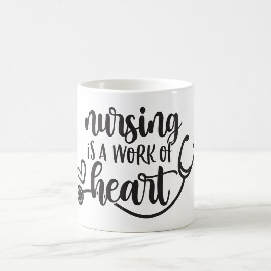 Mug Les soins infirmiers sont une oeuvre de coeur. (Centre)