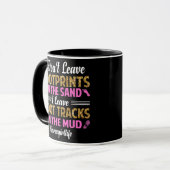 Mug Les traces de démarrage dans la boue mignonne ferm (Devant gauche)