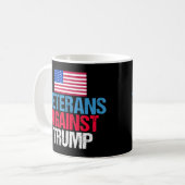 Mug Les vétérans contre Trump (Devant gauche)