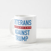 Mug Les vétérans contre Trump (Devant gauche)