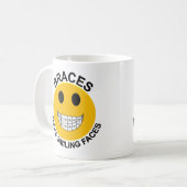 Mug Les visages souriants font face à la purée de café (Devant gauche)
