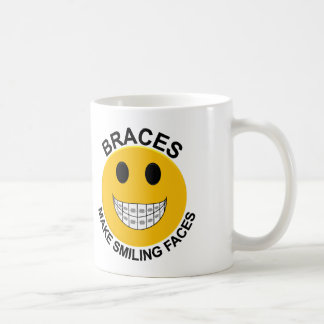 Mug Les visages souriants font face à la purée de café