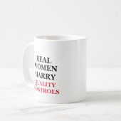 Mug Les vraies femmes épousent les contrôles qualité (Devant gauche)