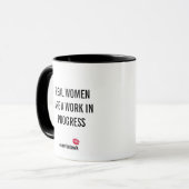 Mug Les vraies femmes sont un travail en cours (la (Devant gauche)