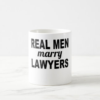 Mug Les vrais hommes épousent des avocats