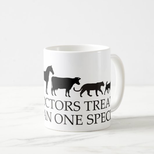 Mug Les vrais médecins (vétérinaires) traitent plus (Devant droit)