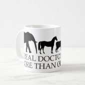 Mug Les vrais médecins (vétérinaires) traitent plus (Devant gauche)