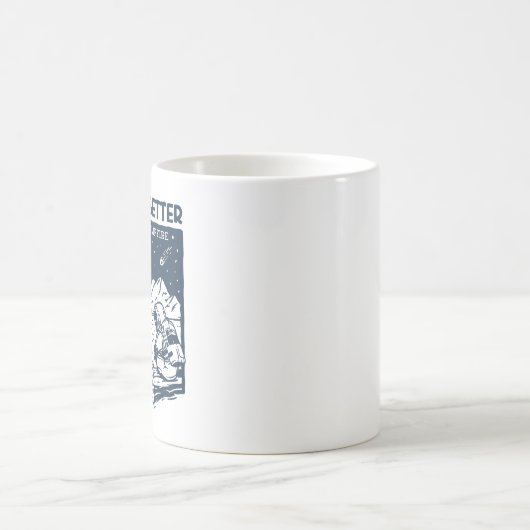 Mug L'espace est meilleur avec le feu de camp (Centre)