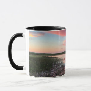 Mug L'étang de la prairie reflète les nuages brillants