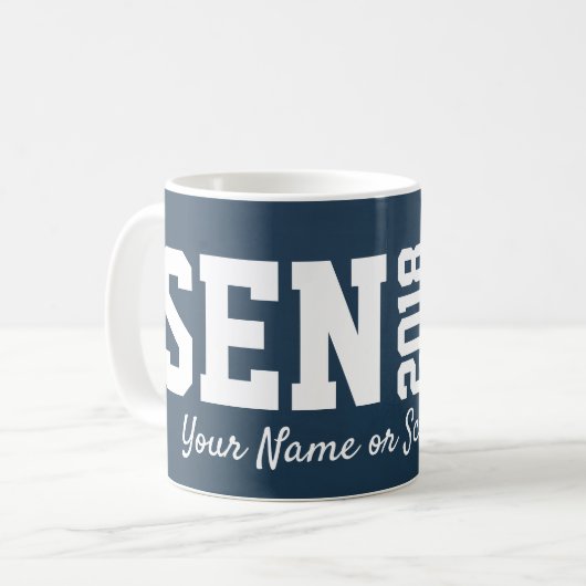 Mug LETTRE BLEUE BÉNÉFICIAIRE GRAPHIQUE GRANDE Typogra (Devant gauche)