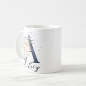Mug LETTRE BLEUE DE LA Marine A Peach Crème Florale Mo (Devant gauche)
