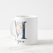 Mug LETTRE BLEUE M Peach Crème Florale Monogramme (Devant gauche)