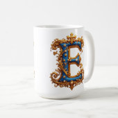 Mug Lettre E bleue ornée (Devant droit)