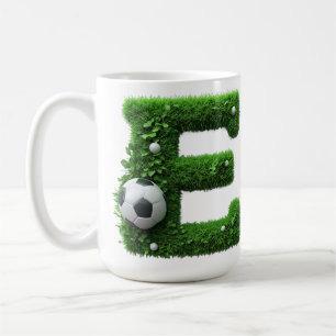 Mug Lettre E en topiaire d'herbe verte avec ballon de