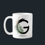 Mug Lettre feuille de palme tropicale G Monogramme per<br><div class="desc">Bouge monogramme G personnalisable avec aquarelle feuille tropicale,  fausse feuille d'or et accents de brosse d'aquarelle noire. Personnalisez cette tasse de monogramme tropical en ajoutant votre nom ou d'autres détails. Cette tasse monogramme G de lettre de saumons sera parfaite comme cadeau. D'autres lettres sont disponibles.</div>