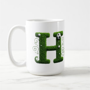Mug Lettre H avec ballon de football sur herbe verte