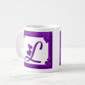 Mug Lettre L de monogramme de cadre de coeurs pourpres (Devant gauche)