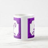 Mug Lettre L de monogramme de cadre de coeurs pourpres (Centre)
