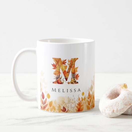 Mug Lettre monogramme M Feuilles automnales rustiques (Avec donut)
