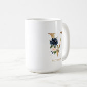 Mug LETTRE MONOGRAPHIQUE Florale Blush Navy "V" Person (Devant droit)