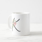 Mug Lettre noire florale élégante Typographie "K" (Devant gauche)