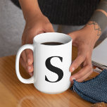 Mug Lettre noire personnalisée Monogramme initial<br><div class="desc">Faites votre propre tasse à café de 15 oz avec n'importe quelle lettre, initiale ou numéro que vous voulez. Cliquez simplement pour personnaliser le modèle et tapez ce que vous voulez dans la zone de texte personnalisée où vous voyez la lettre "S" de l'espace réservé. Ils font un cadeau amusant...</div>