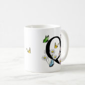 Mug Lettre Q Monogramme Papillon Floral Initial (Devant droit)