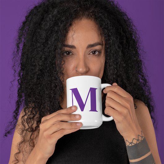 Mug Lettre royale violet personnalisée initiale person