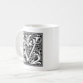 Mug Lettre V Monogramme médiéval Art Nouveau (Devant gauche)