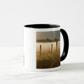 Mug Lever de soleil éclairant le brouillard le long d' (Devant droit)