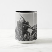 Mug lever le drapeau sur Iwo Jima (Centre)