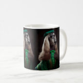 Mug lévrier afghan en robe de la Saint-Patrick (Devant droit)
