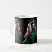 Mug lévrier afghan en robe de la Saint-Patrick (Devant gauche)