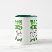 Mug L'herbe appelle et je dois mow drôle (Centre)
