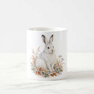 Mug Lièvre arctique assis dans l'herbe d'hiver