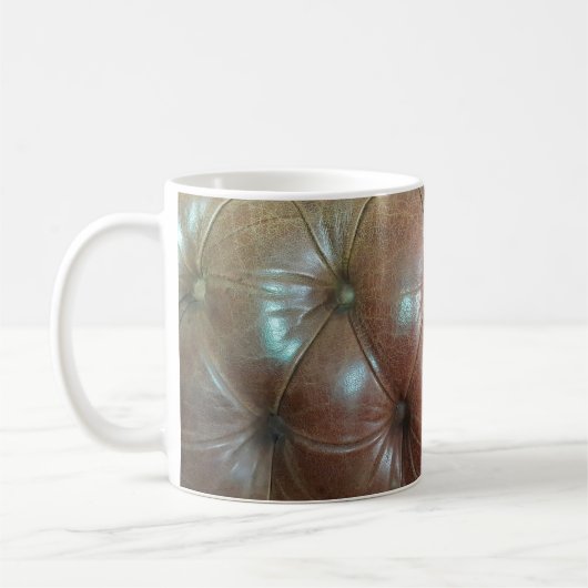 Mug Light on brown leather sofa surface, textureabstra (Gauche)