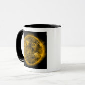 Mug Lignes de champ magnétique sur le Soleil (Devant gauche)