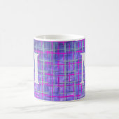 Mug Lignes modernes de grille violet et rose abstrait (Centre)