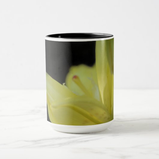 Mug Lily jaune par Shirley Taylor (Centre)