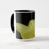 Mug Lily jaune par Shirley Taylor (Devant gauche)